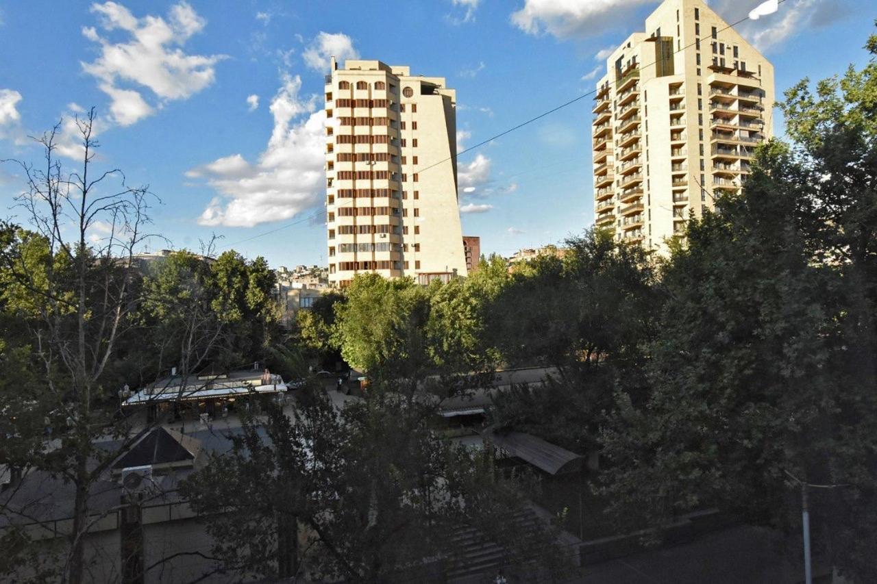 Beautiful Apartment Near The Republic Square Ereván Exterior foto